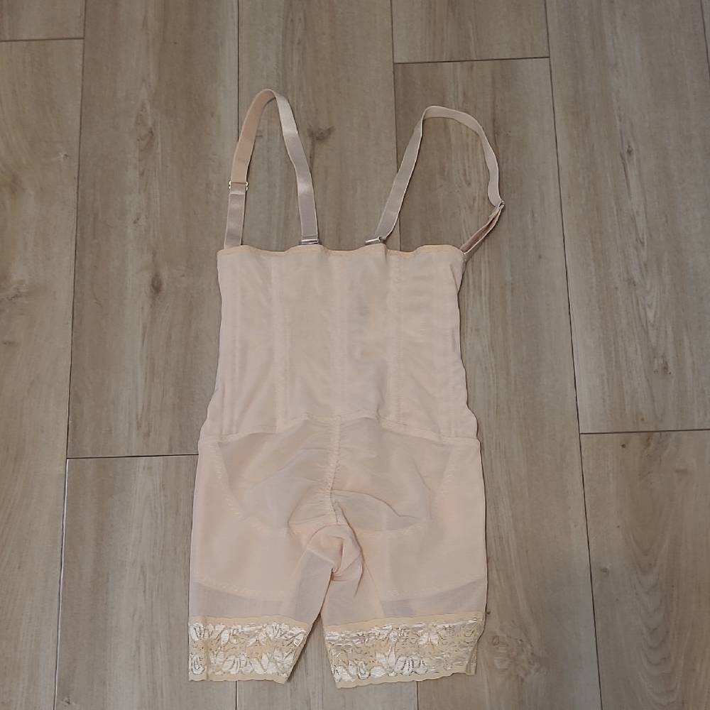 Ardyss Beige Shapewear Bodysuit with Lace Trim Sise 26